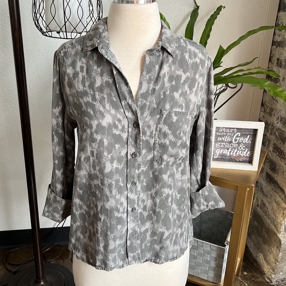 Cloth and Stone Gray Animal Print Button Down Shirt Size XS